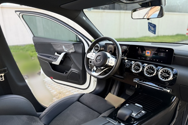 奔驰A级 2022款 改款三 A 200 L 运动轿车时尚型局部细节19