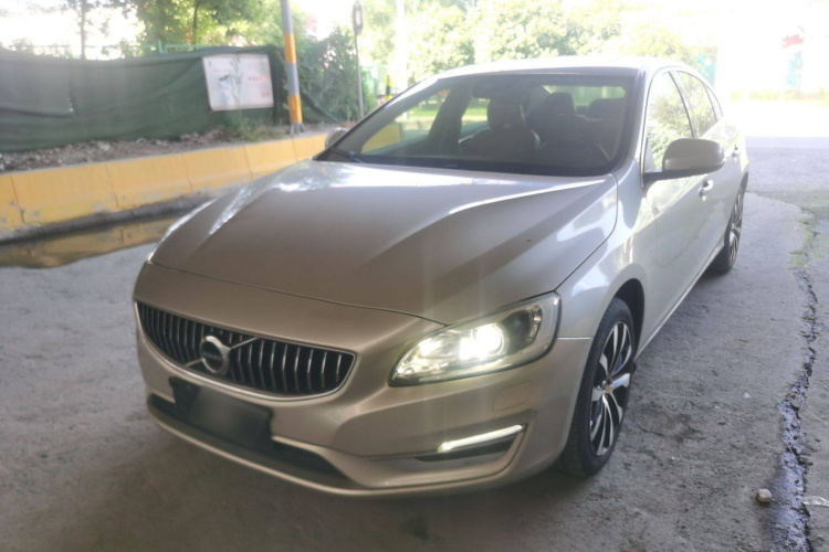沃尔沃S60 2019款 S60L T3 智进版车身外观1