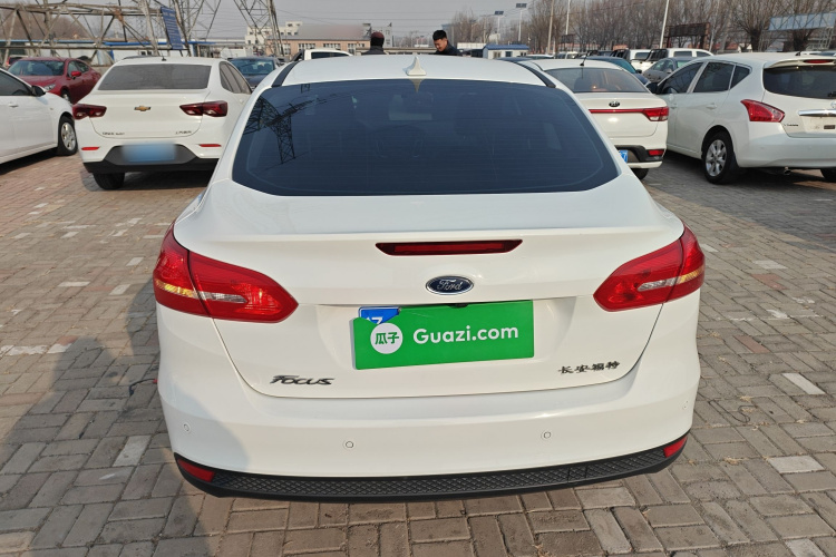 福特 福克斯 2018款 三厢经典 1.6L 自动风尚型智行版车身外观6