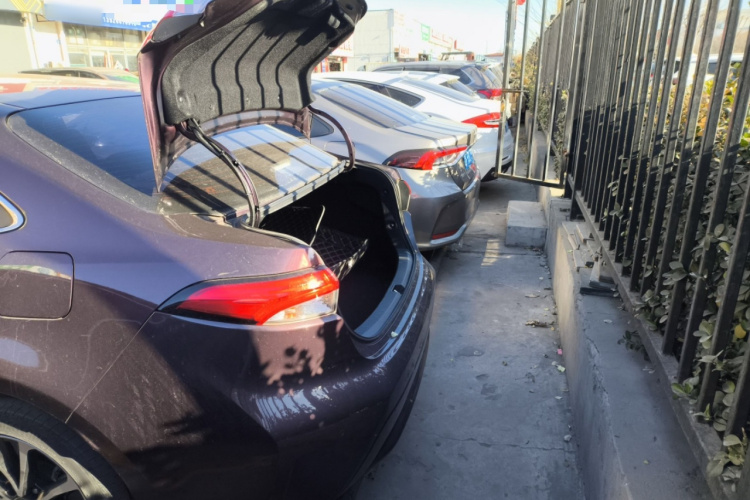 丰田 雷凌 2019款 双擎 1.8H E-CVT运动版 国VI机舱底盘23