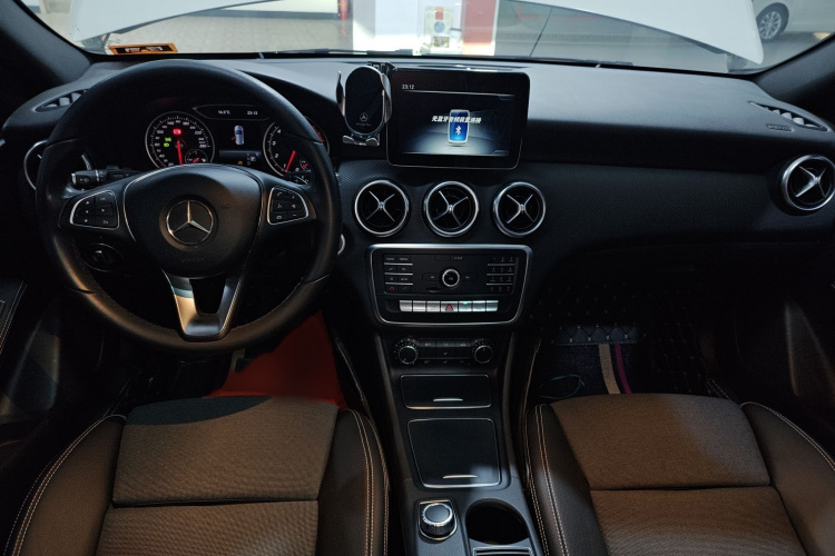 奔驰A级(进口) 2018款 A 200 动感型中控内饰7002