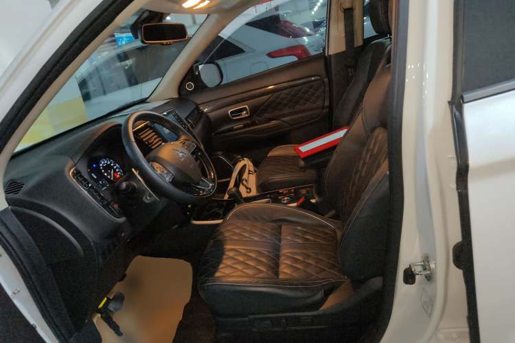 三菱 欧蓝德 2020款 2.4L 四驱致享版 7座局部细节19