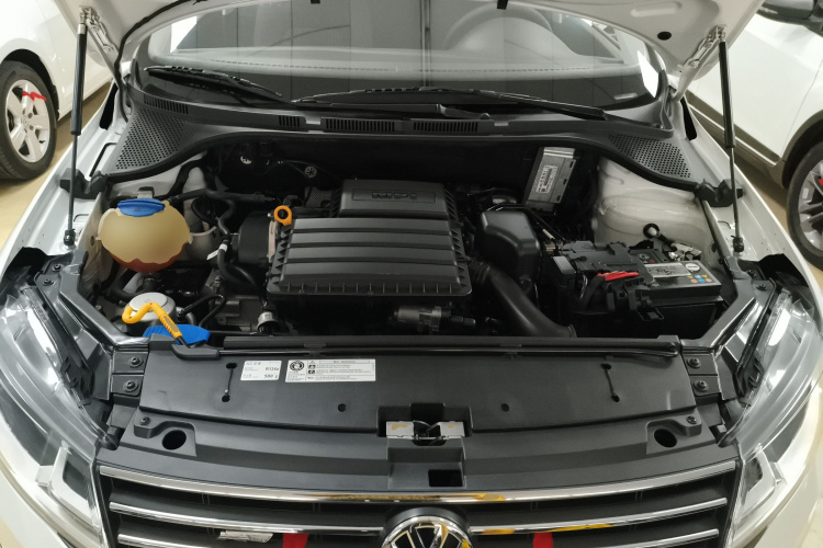 大众 桑塔纳 2021款 1.5L 手动风尚版机舱底盘24