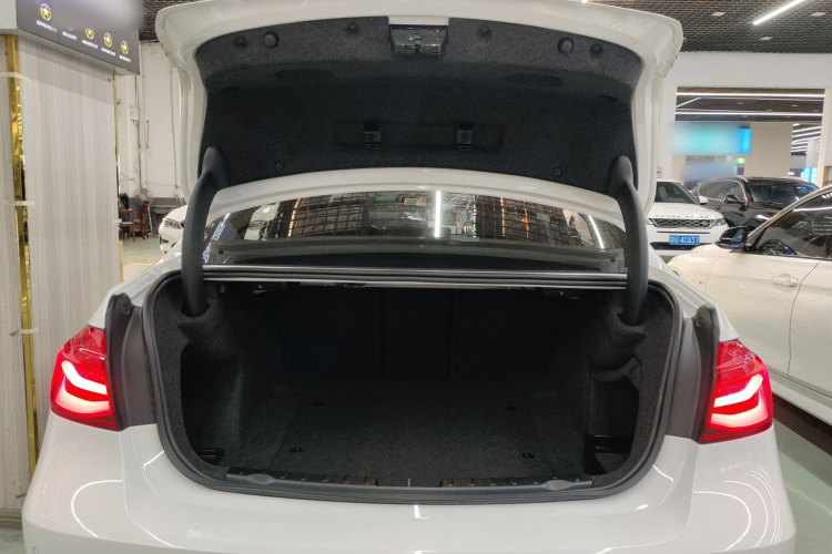 宝马3系 2018款 320Li 领先型M运动套装机舱底盘23