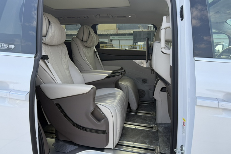 腾势D9 2022款 DM-i 970 四驱尊荣型中控内饰7008