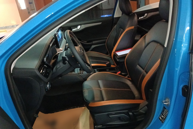 福特 福克斯 2022款 三厢 EcoBoost 180 自动竞速版中控内饰19
