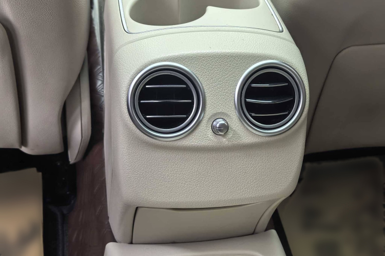 奔驰E级 2018款 E 200 L中控内饰7005