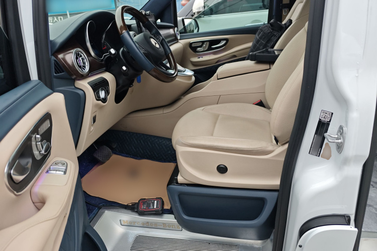 奔驰V级 2021款 V 260 领航版中控内饰19