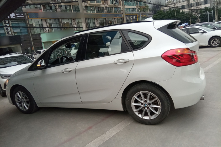 宝马2系旅行车 2016款 218i 时尚型车身外观4