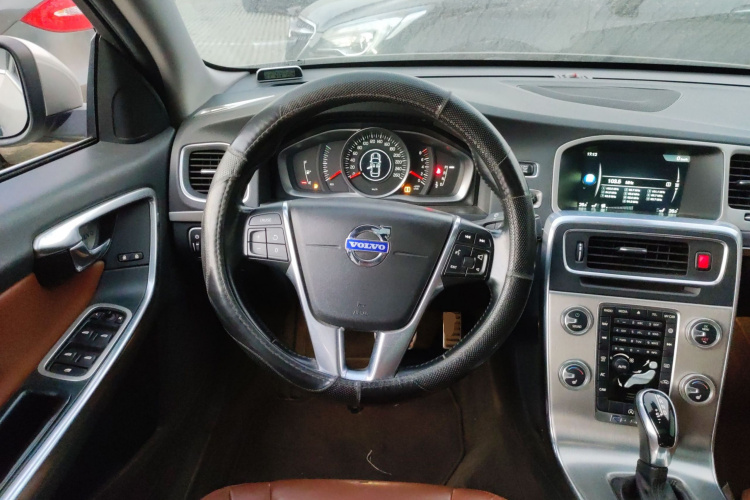 沃尔沃S60 2014款 S60L 2.0T 智远版中控内饰13