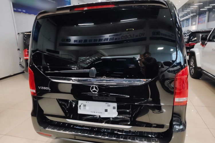 奔驰V级 2020款 V 260 L 长轴距豪华版车身外观6