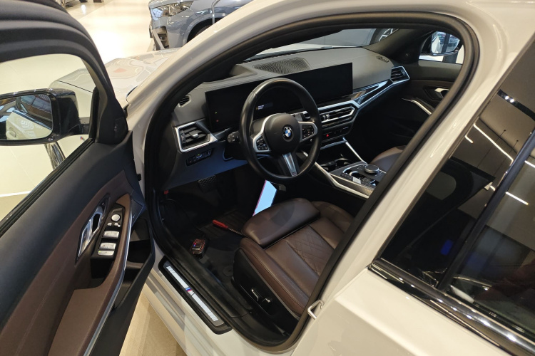 宝马3系 2023款 330i M运动曜夜套装中控内饰20