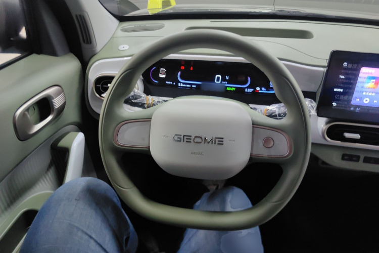 吉利银河 2025款 210km 熊猫卡丁中控内饰13