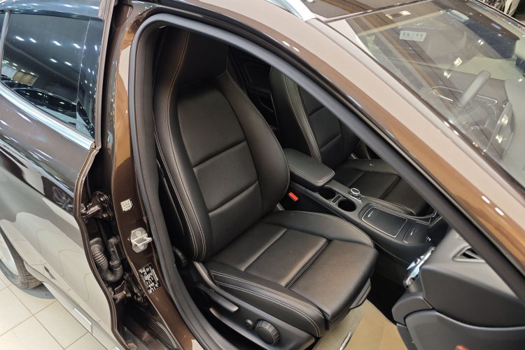 奔驰GLA 2018款 GLA 200 动感型局部细节41