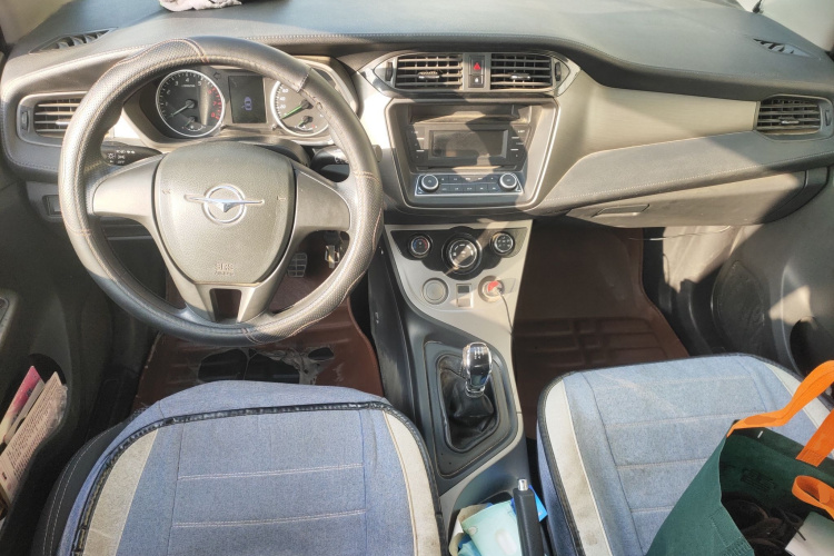 海马M3 2016款 1.5L 手动时尚型中控内饰12