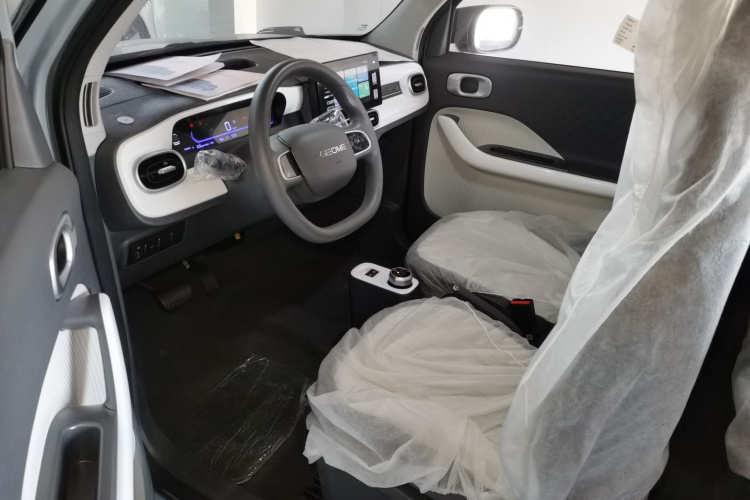 吉利银河 2025款 210km 熊猫卡丁中控内饰19