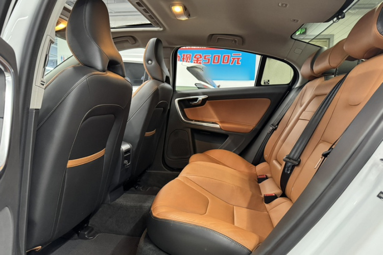 沃尔沃S60 2019款 S60L 改款 T5 智进进阶版中控内饰7011