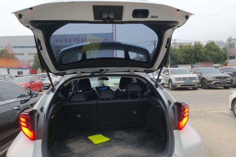 丰田C-HR 2021款 2.0L 豪华版机舱底盘23