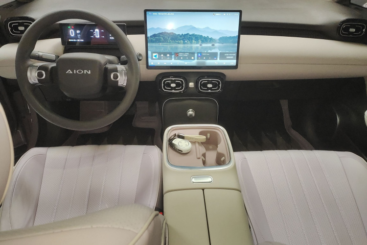 埃安 AION UT 2025款 330星辉版中控内饰12