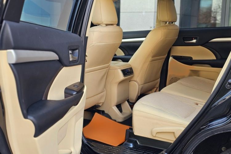 丰田 汉兰达 2018款 2.0T 两驱精英版 5座 国VI中控内饰7001