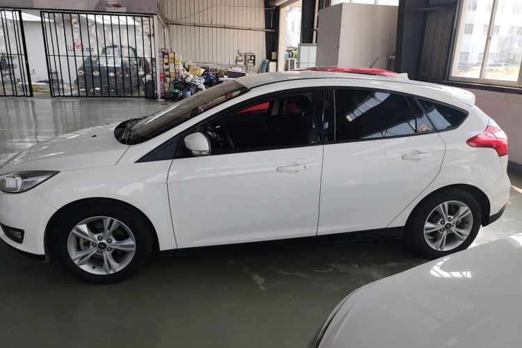 福特 福克斯 2017款 两厢 1.6L 自动舒适型智行版车身外观4