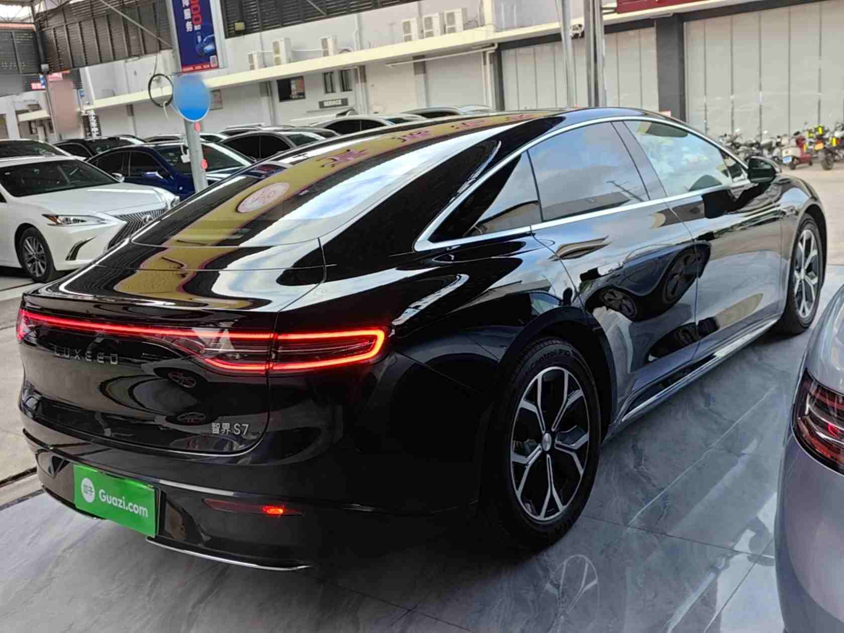 车辆右后45度外观展示