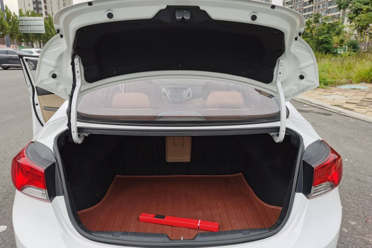 现代 朗动 2012款 1.6L 自动领先型局部细节23