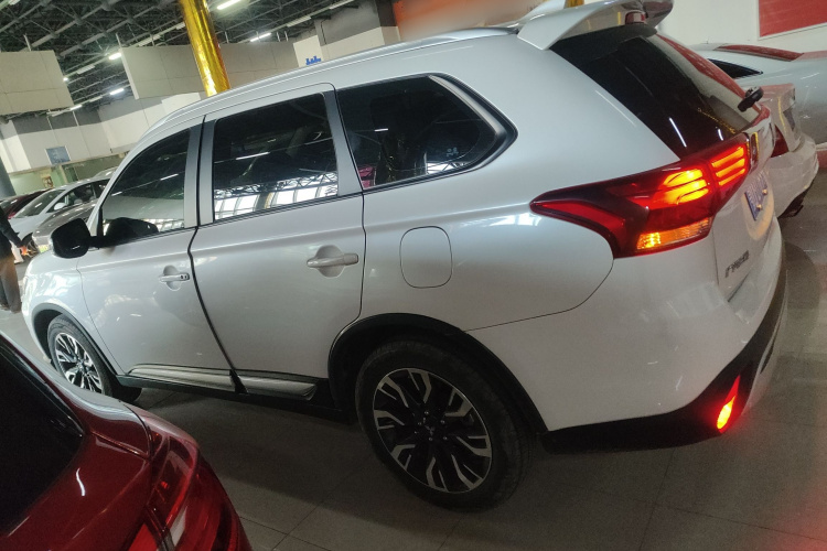 三菱 欧蓝德 2020款 2.0L 两驱畅享版 5座车身外观6003