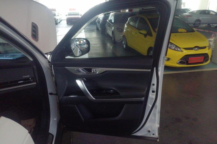 长安CS95 2019款 2.0T 两驱豪华型中控内饰7005