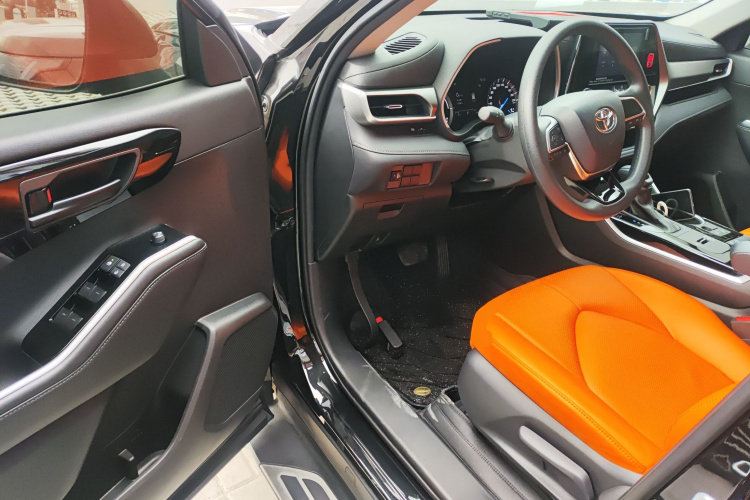 丰田 汉兰达 2023款 2.5L智能电混双擎两驱精英版 7座中控内饰7003