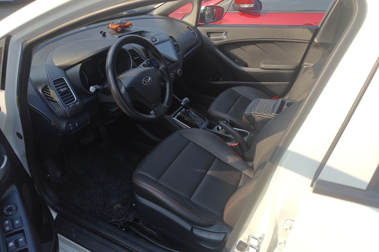 起亚K3 2017款  1.6L 自动15周年特别版GLS中控内饰19