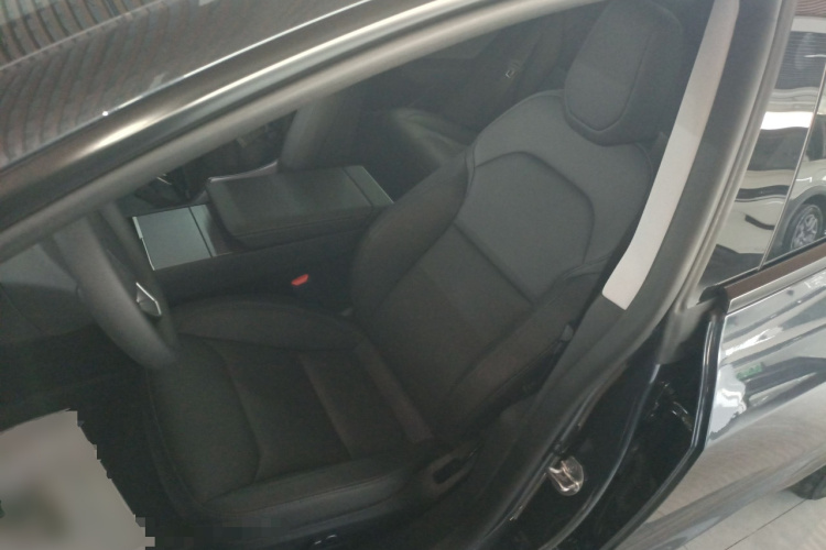 特斯拉 Model 3 2023款 后轮驱动版中控内饰19