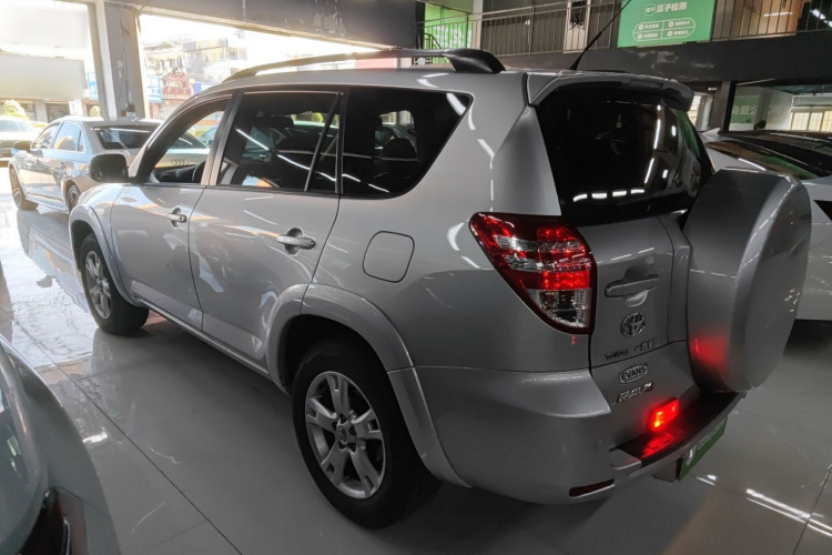 丰田 RAV4荣放 2011款 2.0L 自动豪华版车身外观4
