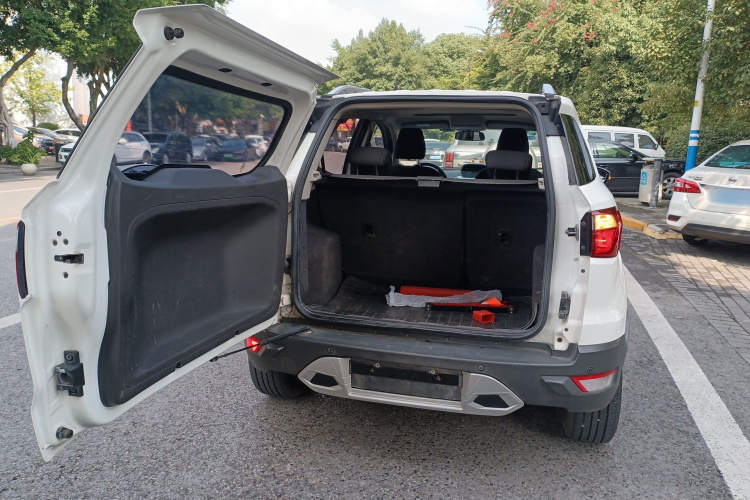 福特 翼搏 2013款 1.0L GTDi 手动尊贵型机舱底盘23