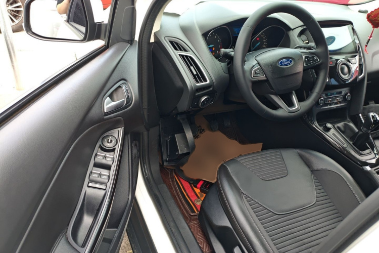 福特 福克斯 2015款 三厢 1.6L 手动风尚型中控内饰7003