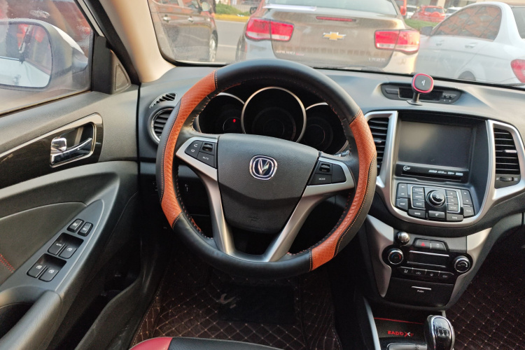 长安 逸动 2015款 1.6L 手动俊酷型 国V中控内饰13