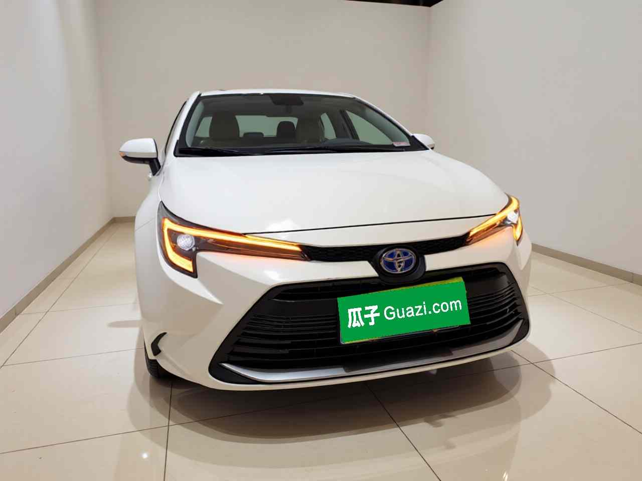 丰田 雷凌 2023款 智能电混双擎 1.8L 豪华版(1)