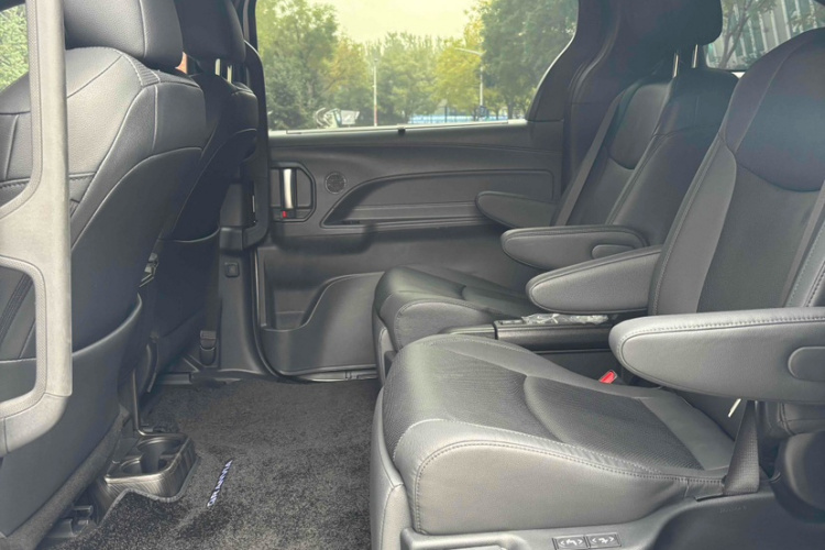 丰田 格瑞维亚 2023款 2.5L混动 旗舰VIP版中控内饰7010