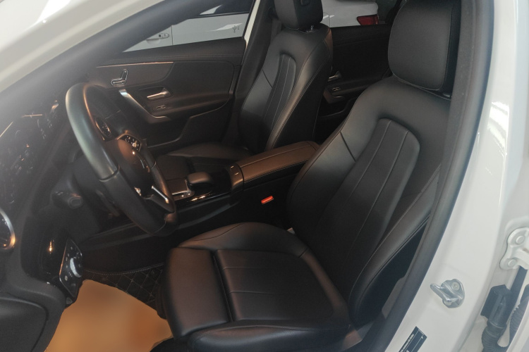 奔驰A级 2022款 A 180 L 运动轿车中控内饰19