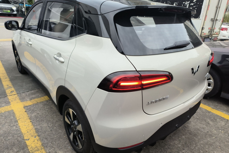 五菱汽车 五菱缤果PLUS 2024款 330km 五座版车身外观4