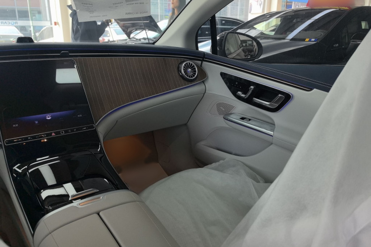 奔驰EQE 2025款 500 4MATIC 豪华版中控内饰7009
