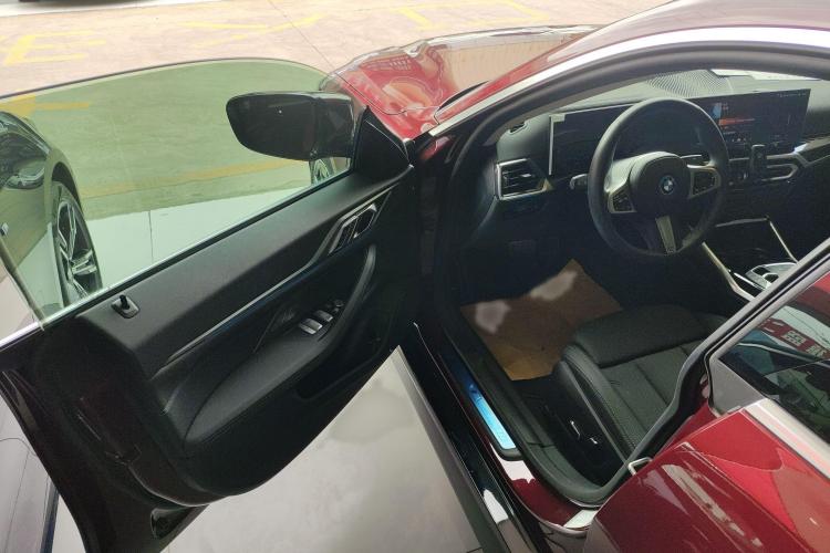 宝马i4 2023款 eDrive35中控内饰7003