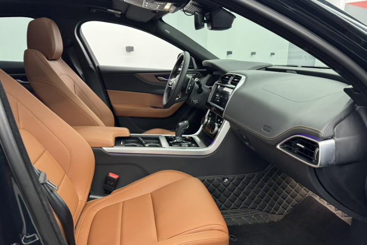 捷豹XEL 2024款 2.0T 250PS R-DYNAMIC S进取运动版中控内饰7004