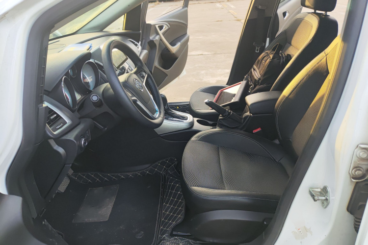 别克 英朗 2014款 XT 1.6L 自动时尚版中控内饰19