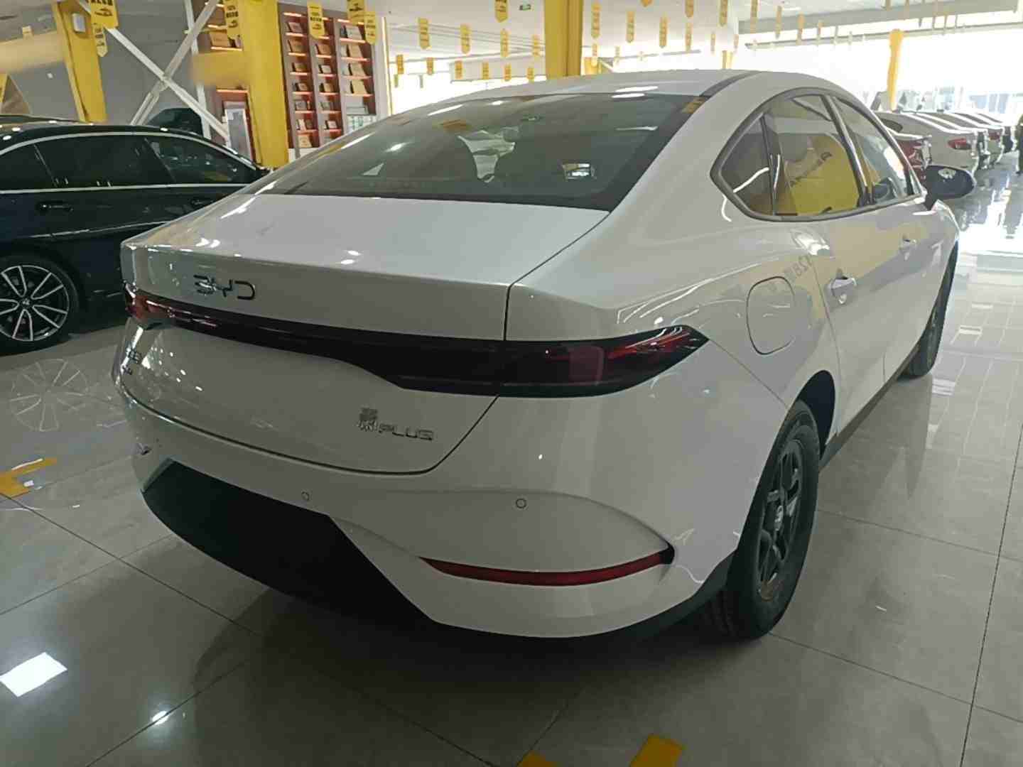 车辆右后45度外观展示