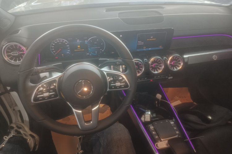 奔驰GLB 2023款 GLB 220 动感型中控内饰12