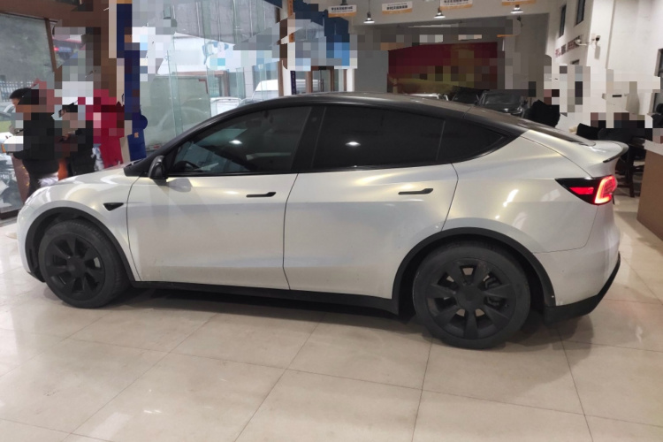 特斯拉 Model Y 2022款 改款 后轮驱动版车身外观4