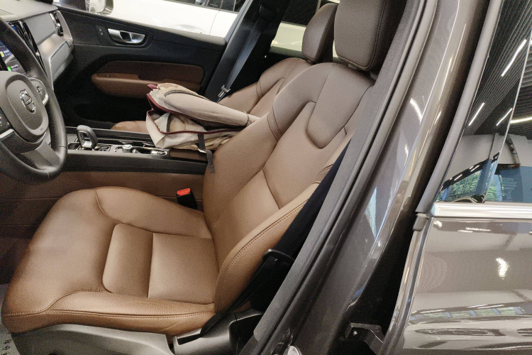 沃尔沃XC60 2025款 B5 四驱智逸豪华版中控内饰19