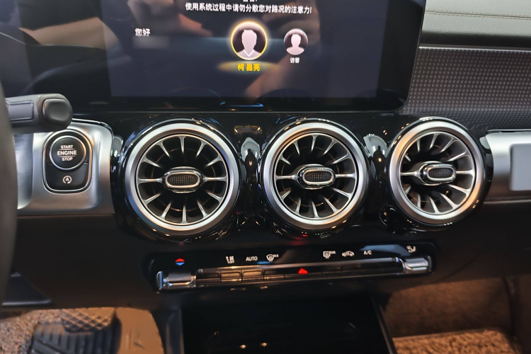 奔驰GLB 2021款 GLB 200 动感型中控内饰7006