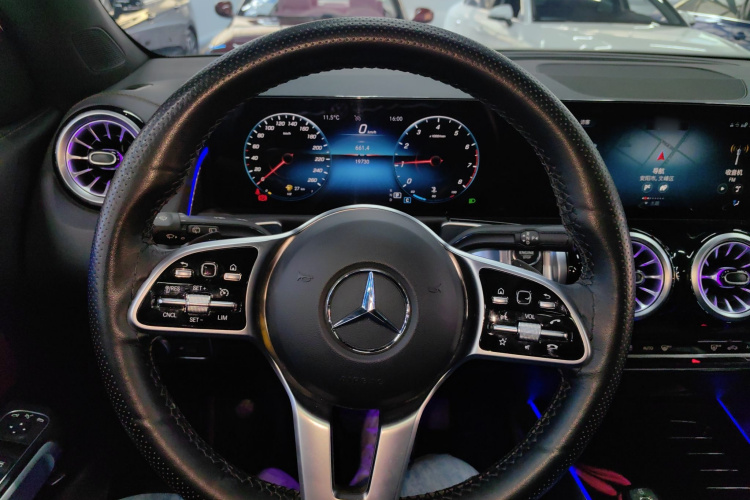 奔驰GLB 2022款 GLB 220 动感型中控内饰13